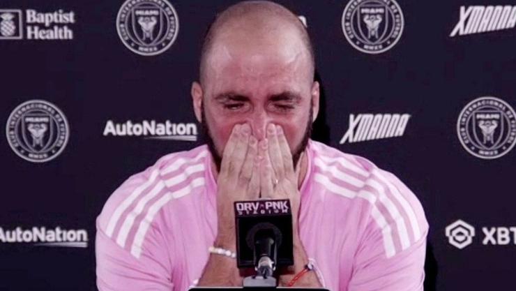 gonzalo higuain futbola veda ediyor... 0