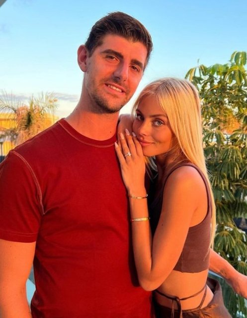 Dünya Kupası maçında aşk kokusu! Belçika'nın yıldız kalecisinin sevgilisi göz kamaştırdı!