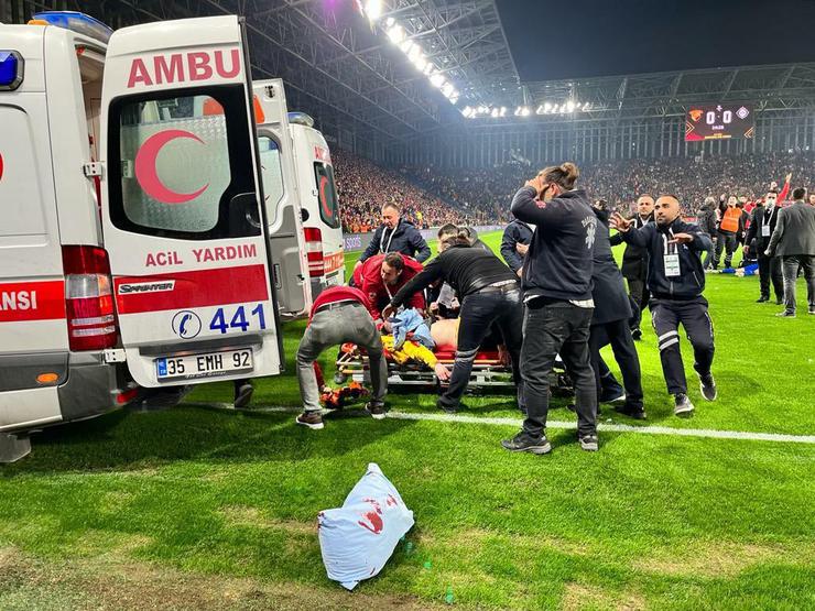 goztepe altay derbisinde fisegi stada sokma goruntuleri ortaya... 5