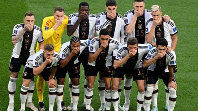 Maç öncesi görülmemiş protesto! Alman futbolcular ağızlarını kapattı, ortalık karıştı