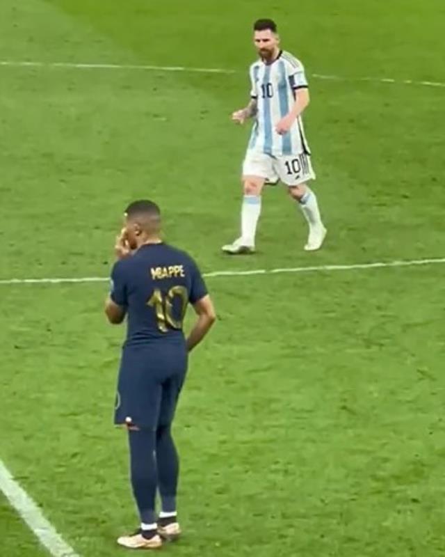 Mbappe ile savaşı büyüyecek! Messi, anlamı manidar oyuncakla alay etti