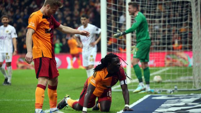 Gomis varsa yaslan arkana! 37 yaşındaki gol makinesi ilkleri başardı