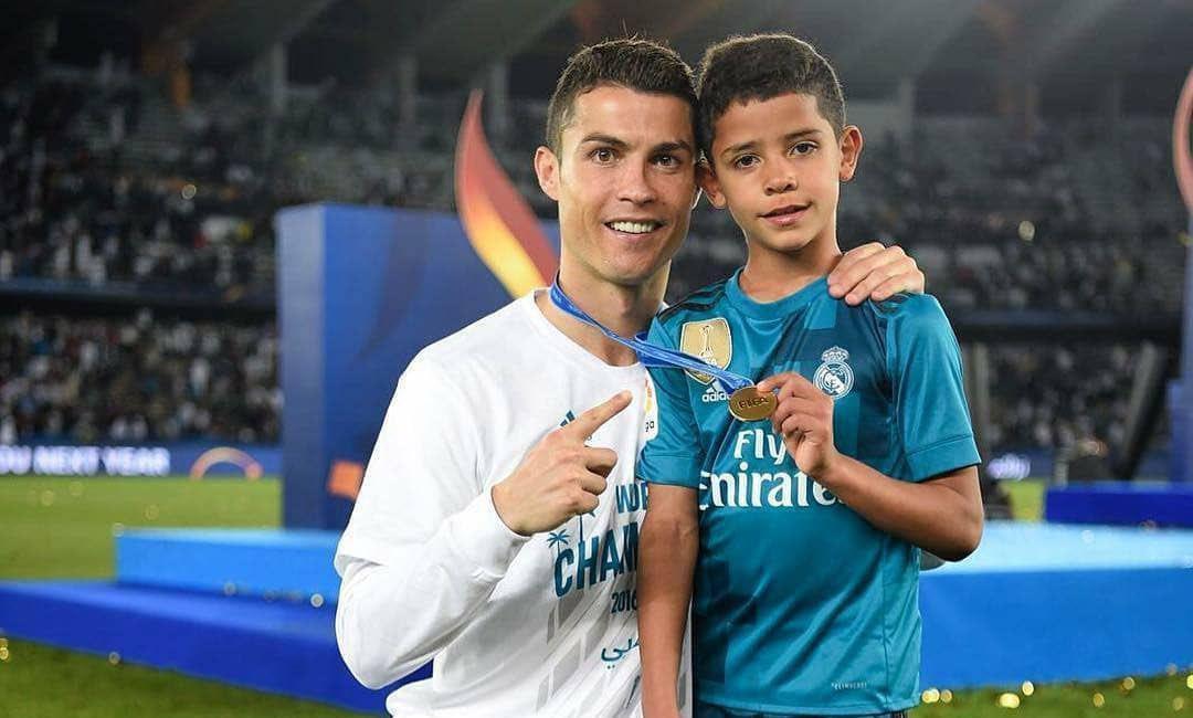 ronaldo jr. babasinin izinde