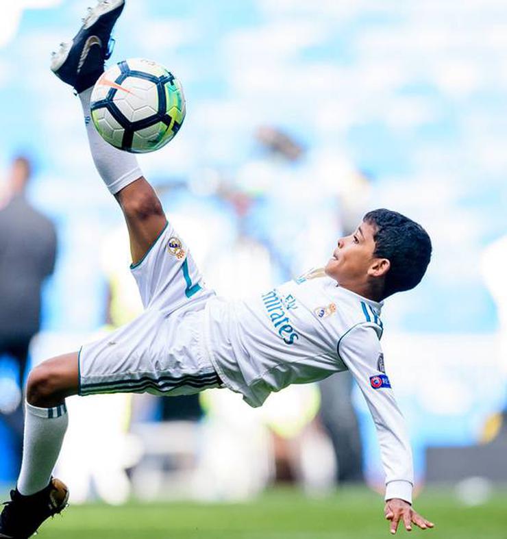 ronaldo jr. babasinin izinde 1