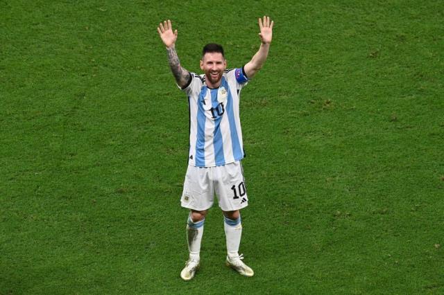 Sebebi ortaya çıktı! Herkes Dünya Kupası'nı kaldırmadan önce Messi'ye giydirilen kıyafeti konuşuyor