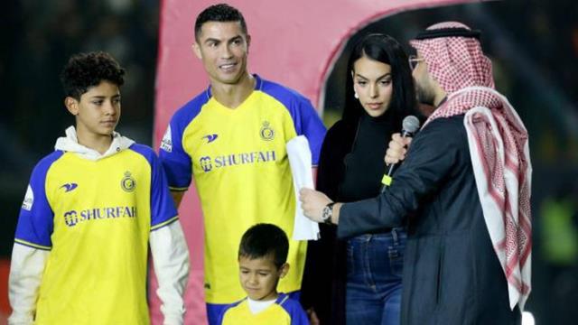 Sevgilisini hiç böyle görmemiştiniz! Ronaldo Arapça konuşamayınca Georgina'nın surat ifadesi gündem oldu