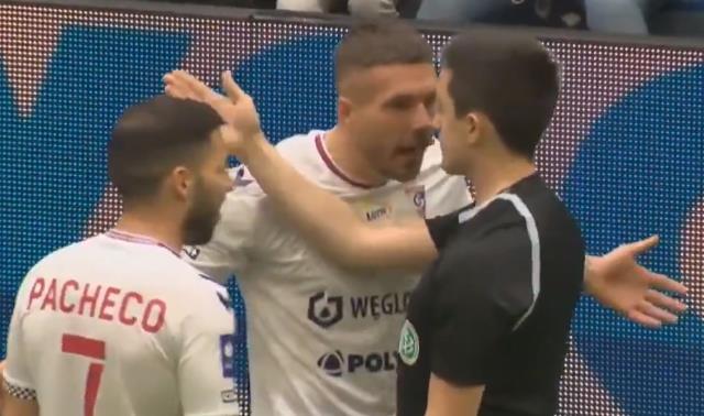 Yardım maçında bu yapılır mı Podolski! Hakeme hareketine tepkiler çığ gibi