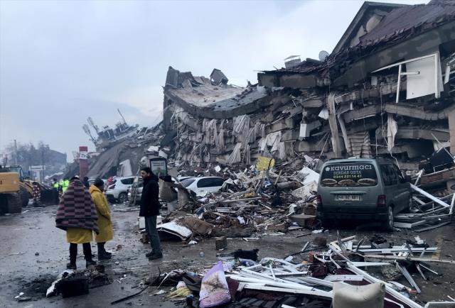 Son Dakika! Cumhurbaşkanı Erdoğan: Depremde hayatını kaybedenlerin sayısı 3 bin 549'a yükseldi