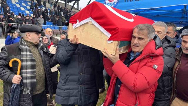 Türk futbolunun en büyük efsanelerinden Ahmet Suat Özyazıcı, son yolculuğuna uğurlandı