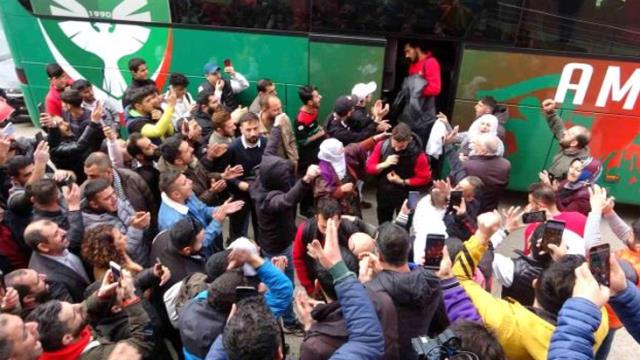 Amedspor, olaylı Bursa maçı sonrası Diyarbakır'da coşkuyla karşılandı