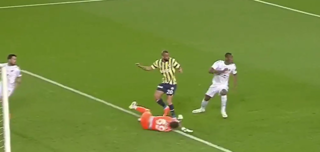 Fenerbahçe'nin iptal edilen golünden önce faul var mı? Yorumcular hakemi yerden yere vurdu
