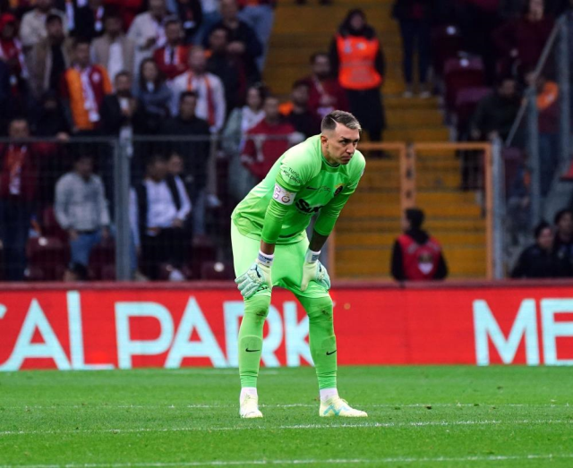 Fernando Muslera, Karagümrük maçı sonrası soyunma odasında tüm takımdan özür diledi