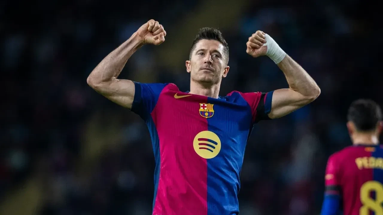 Sadettin Saran’ın Gözdesi: 37 Kupalı Dünya Yıldızı! 4 lewandowski